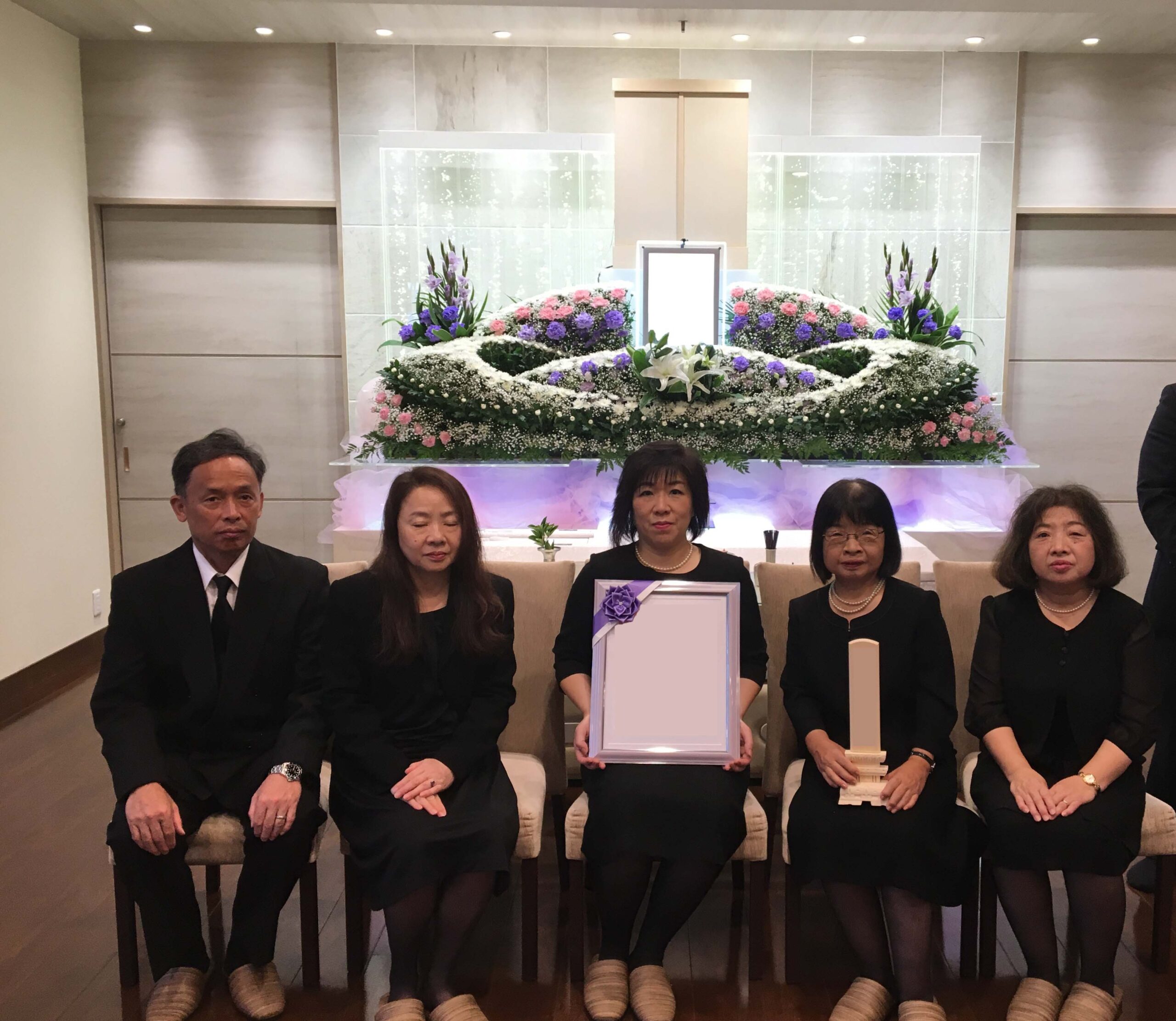 母の大好きな花をたくさんグラデーションでステキな祭壇に仕上げて頂き、とても感動しました。
