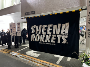 シーナ&ザ・ロケッツの黒い垂れ幕がかかった入り口