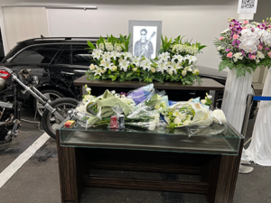 遺影の周りに添えられた多くの花束